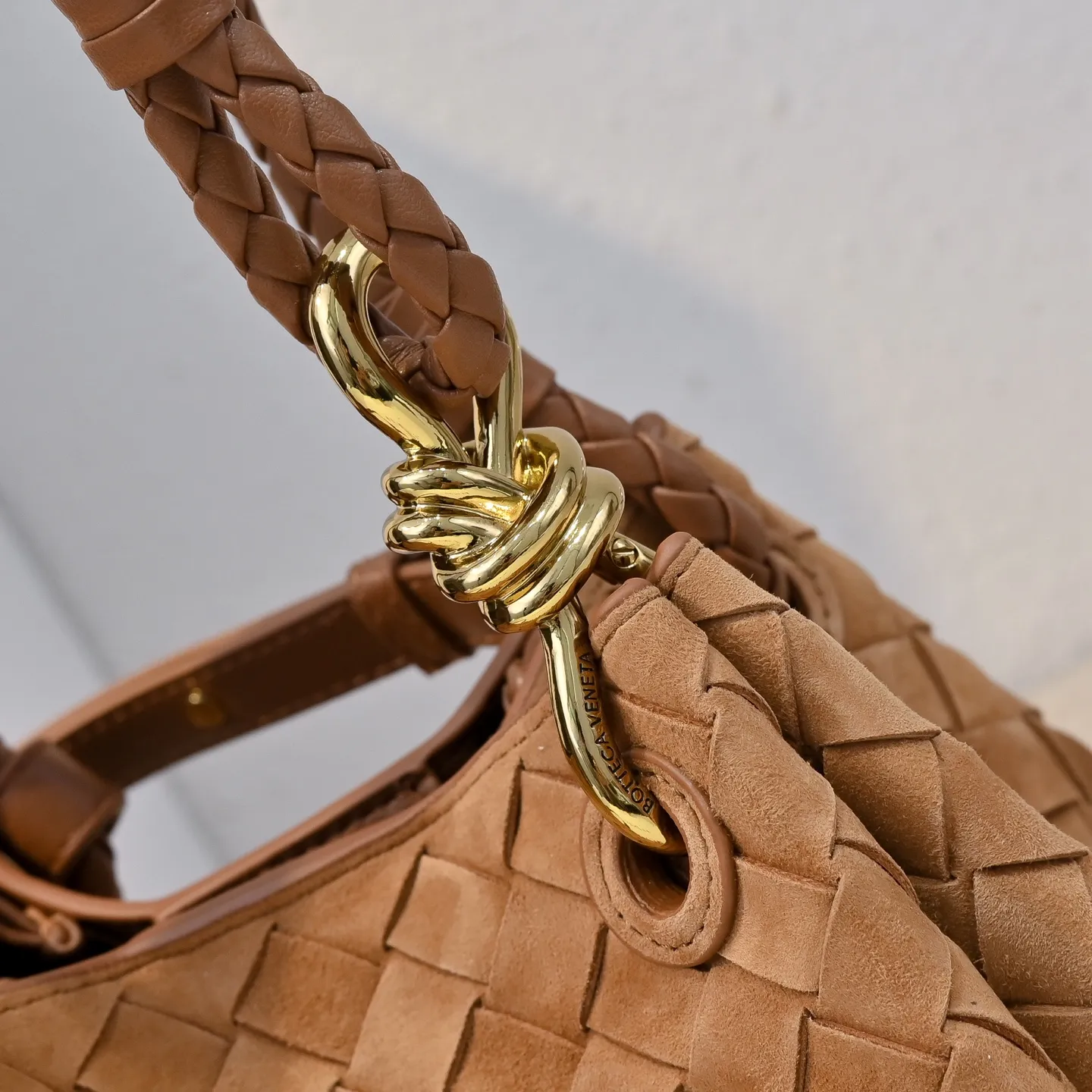 Batch 1760 BV's new intrecciato suede woven leather shoulder bag. It comes with a detachable cross-body strap. It comes with a mini bag inside. The appearance retains the unique design of BV woven. The parachute bag is a bag that makes people excited before seeing the actual thing. The small gold knot embellishment is full of simple and high-end sense to meet your needs in different occasions. Model: 6569 Size: 21X17X16.5cm